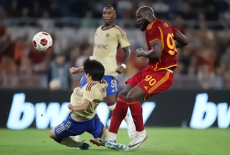 爱游戏在线-曼联前锋卢卡库上演帽子戏法，助球队大胜对手的简单介绍