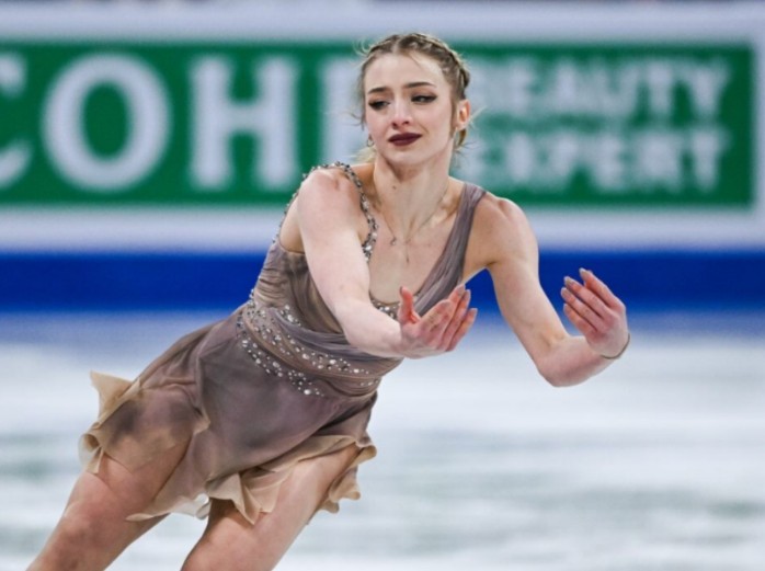 爱游戏登录-俄罗斯花样滑冰选手夺冠，优雅出众(俄罗斯花样滑冰20202021赛季)