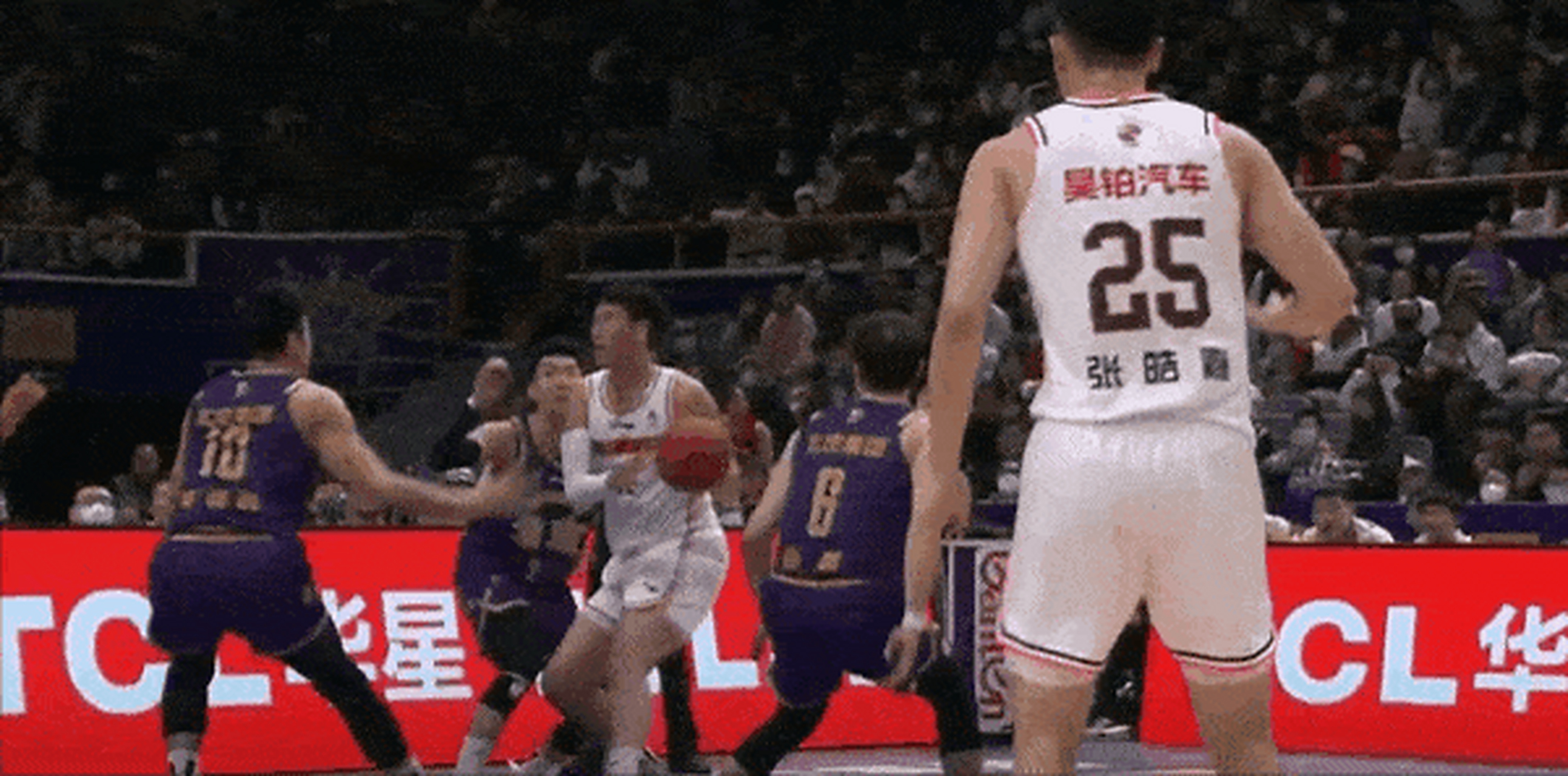 爱游戏体育直播-广东宏远队攻入一波得分，逆转比赛