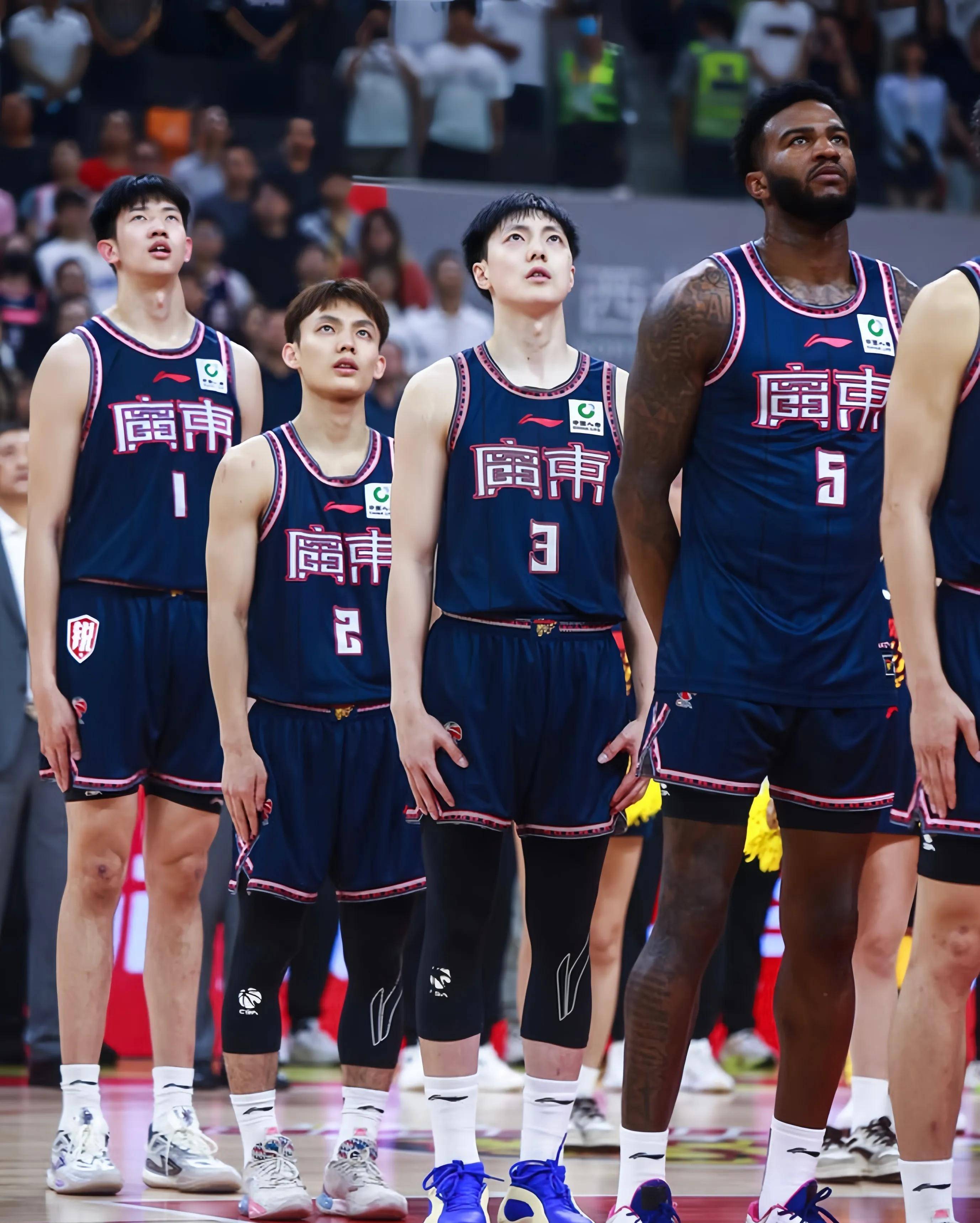 广东宏远队攻入一波得分,逆转比赛 广东宏远队攻入一波得分,逆转比赛