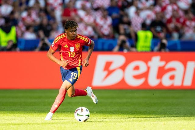 爱游戏入口-一名年轻球员在关键比赛中获得进球