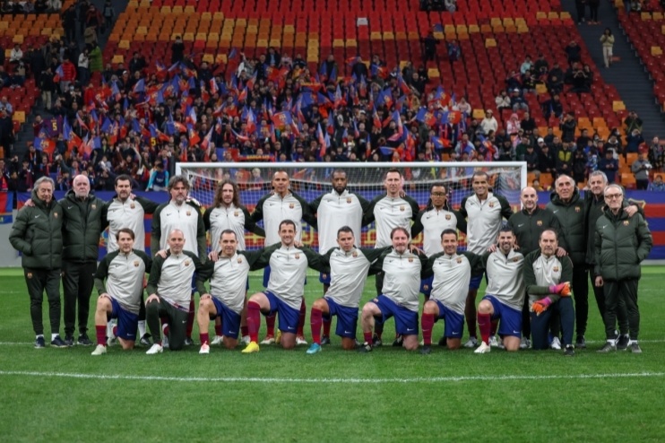 爱游戏亚洲官网-足球明星助阵比赛现场，现场气氛热烈