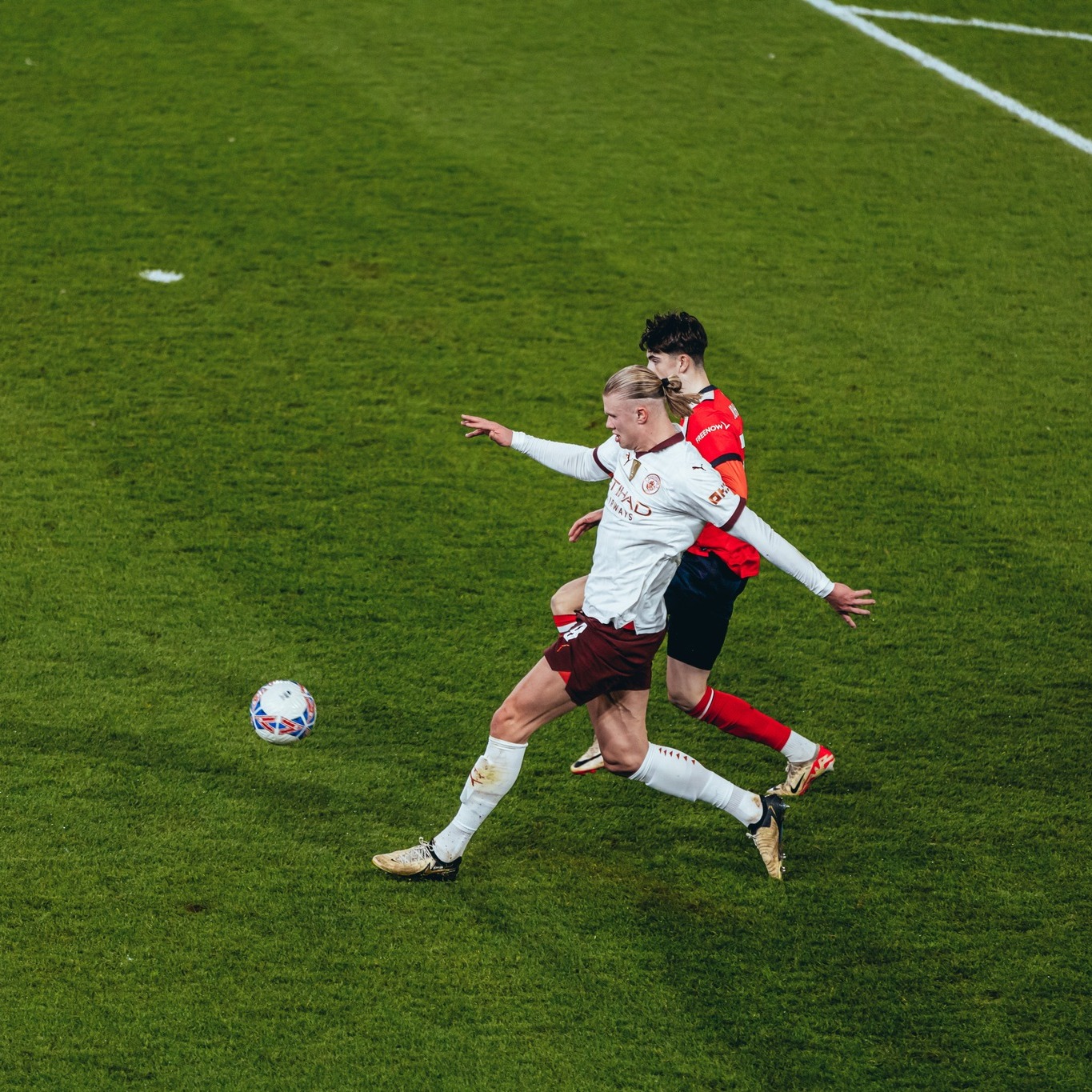 爱游戏体育直播-挪威客场大胜拉脱维亚，哈兰德梅开二度