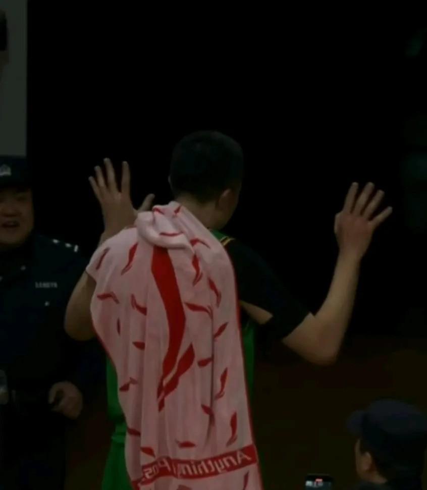 辽宁队强势登顶,掀起比赛僵局的简单介绍 辽宁队强势登顶,掀起比赛僵局的简单介绍