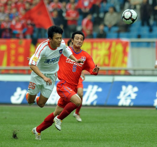 爱游戏在线登录-青岛晋级希望：中超艰难历程勇往直前热潮