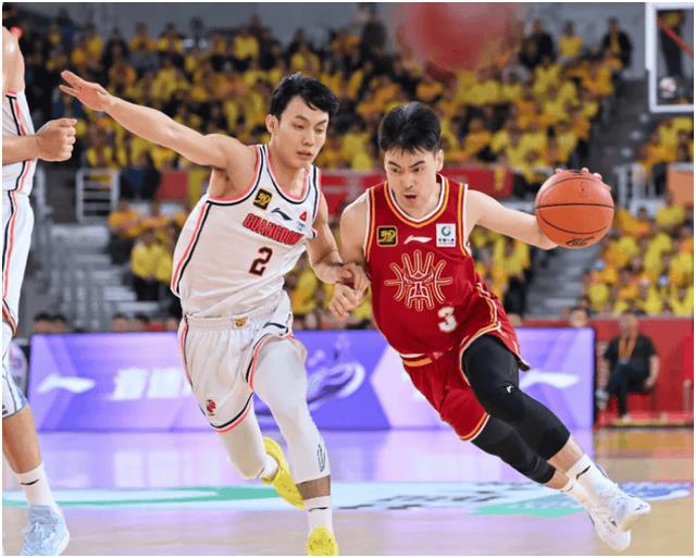 广大球迷热议篮球比赛:谁将笑到最后的简单介绍 广大球迷热议篮球比赛:谁将笑到最后的简单介绍