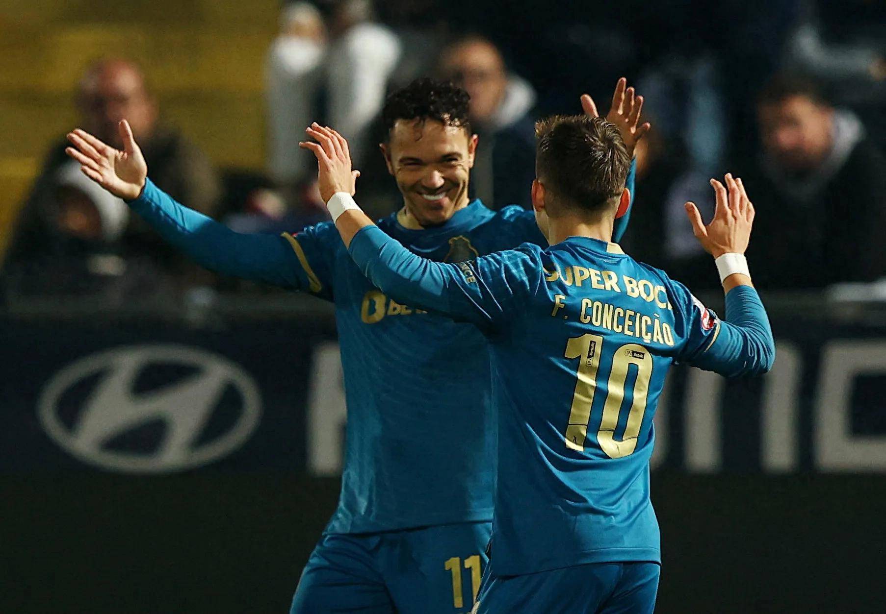 爱游戏官网-包含佛罗伦萨队球迷齐聚球场为队伍加油的词条