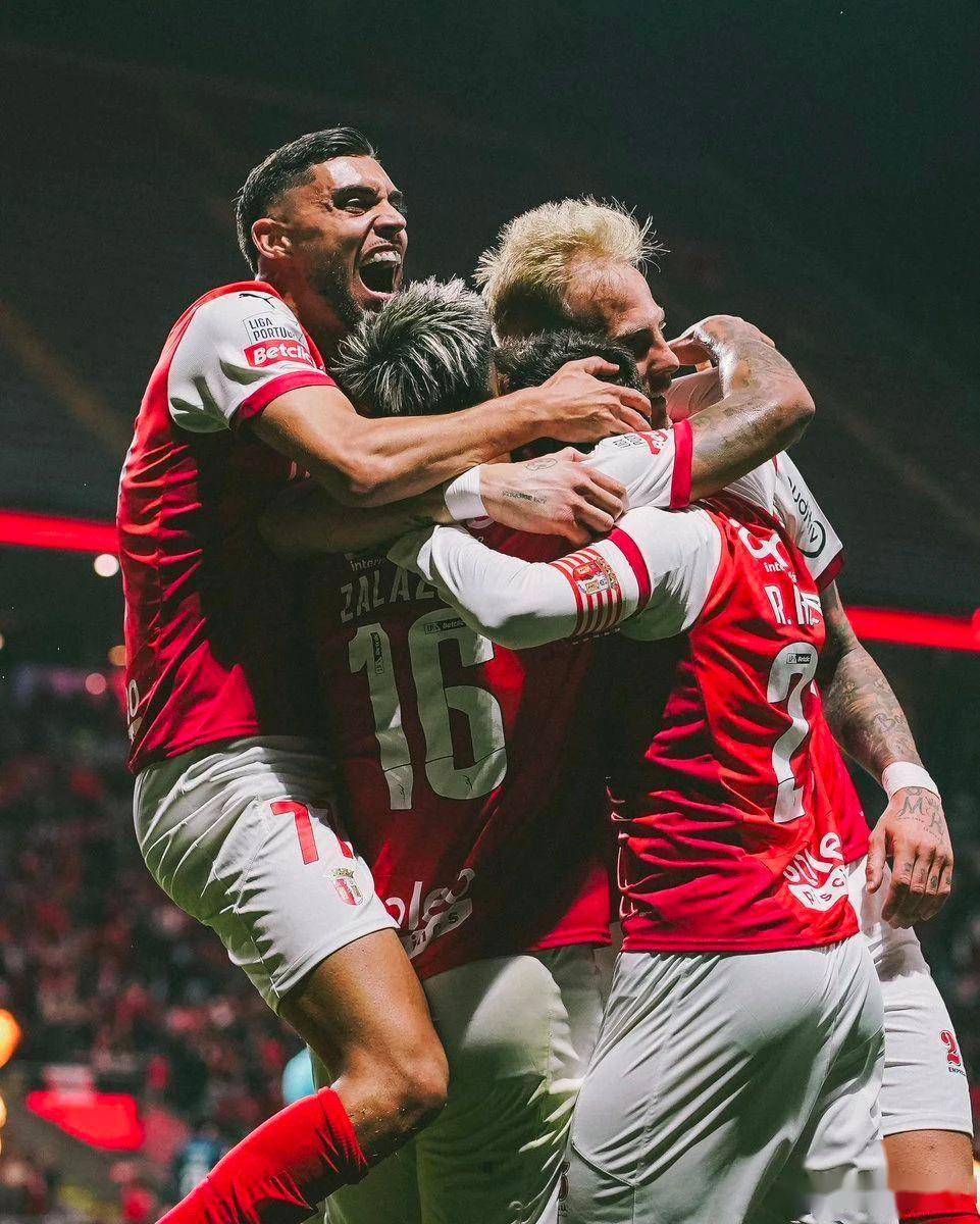 葡萄牙队冷静应对,抵挡对手猛攻 葡萄牙队冷静应对,抵挡对手猛攻