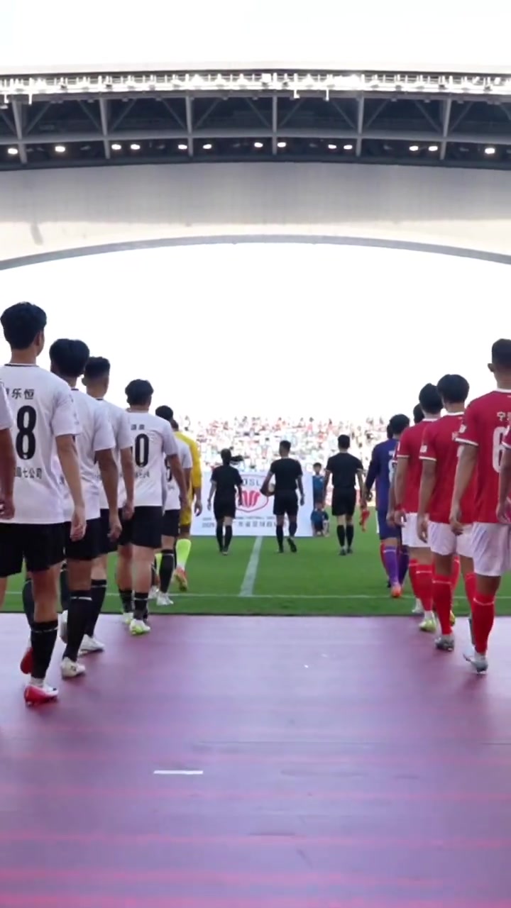 爱游戏登录入口-足球场边气氛热烈，球迷热情高涨