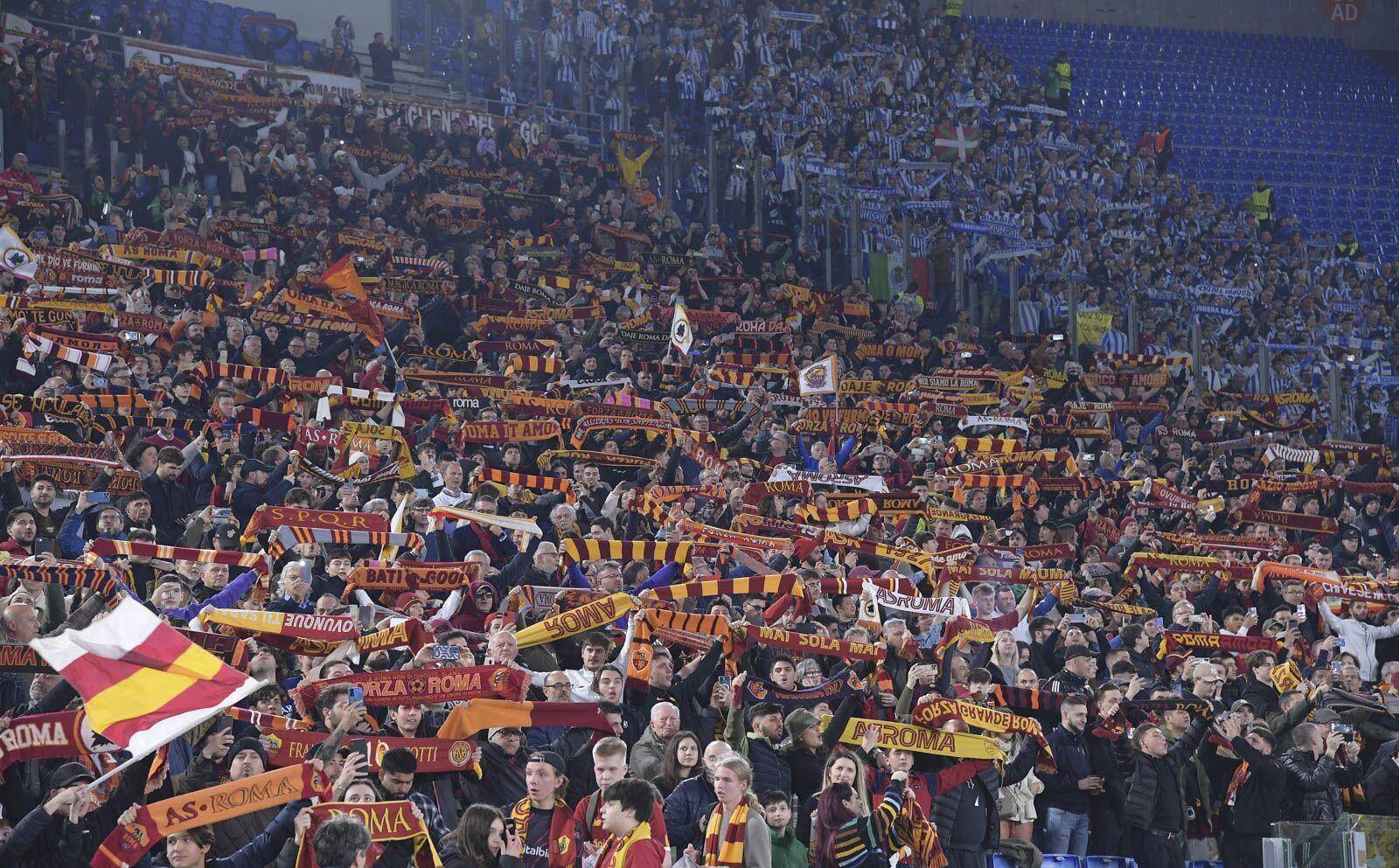 足球场边气氛热烈,球迷热情高涨 足球场边气氛热烈,球迷热情高涨