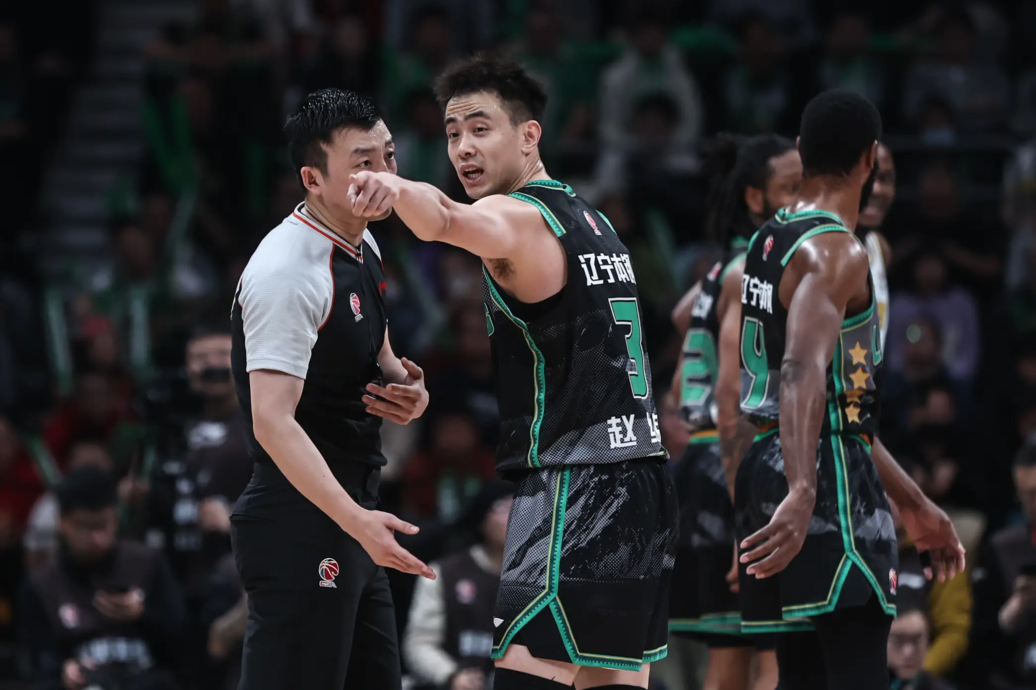 关于一支实力强劲的球队连续遭遇失利，教练团队遭质疑的信息